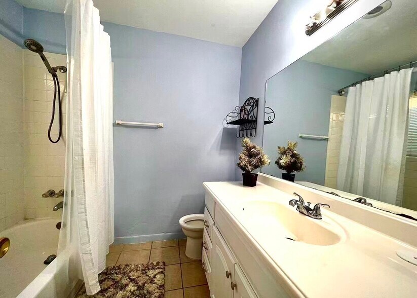 Building Photo - 2201 Fountain View Dr