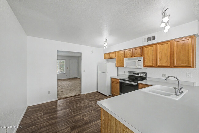 Building Photo - 932 W Libra Dr