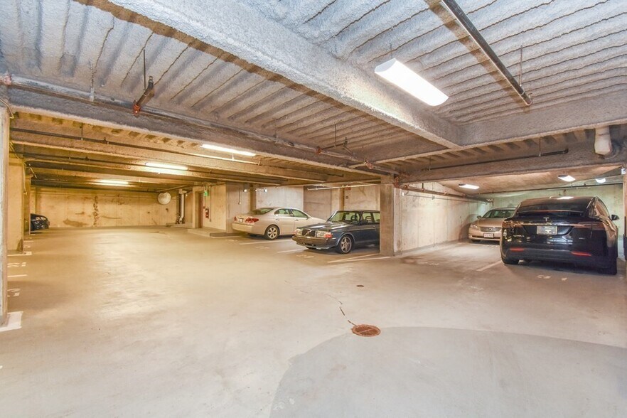 Building Photo - 16 Miner St