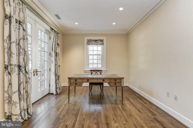 Building Photo - 2425 California St NW