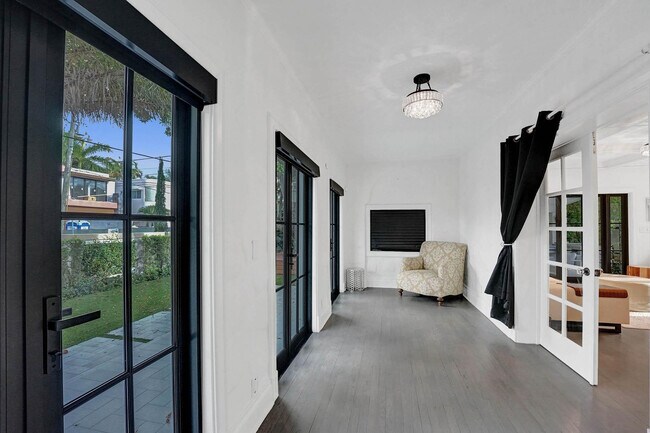 Building Photo - 614 Poinciana Dr