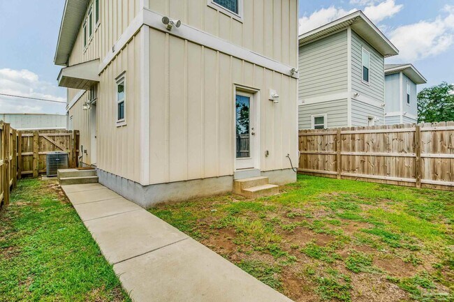 Building Photo - 1002 W Main St