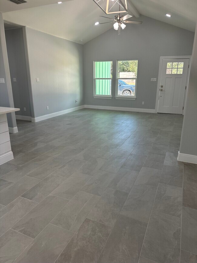 Building Photo - 136 Breezeway Dr