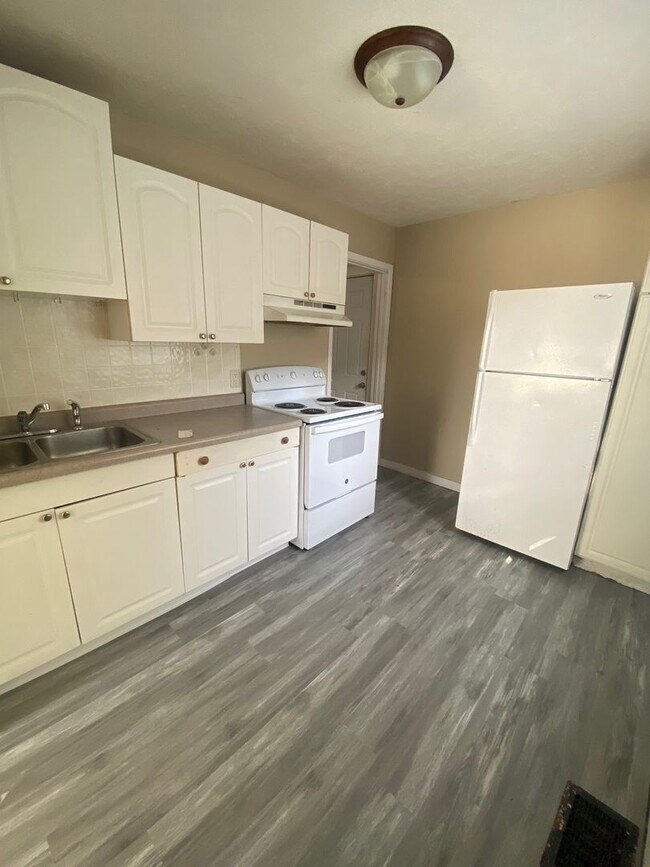 Building Photo - 2 Bedroom House!