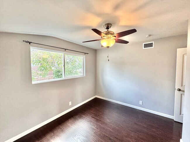 Building Photo - Huge Oak Park Home! 4bd/2.5ba house with incredible yard w/ VIEWS + spa, A/C, garage, W/D!