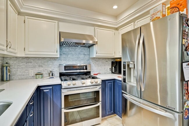 Building Photo - Large 3 Bed 2.5 Bath Townhome walking dist...