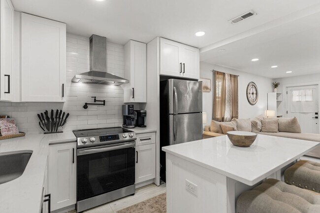 Building Photo - Single Family Home, 2 bed/1 bath $1,350 One-Story