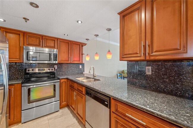 Building Photo - 540 Brickell Key Dr