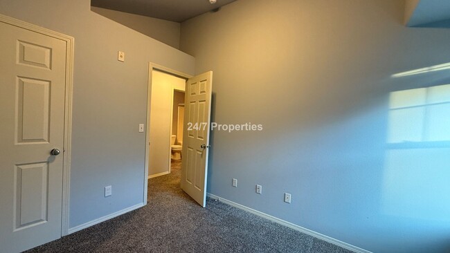 Building Photo - Nice 3BD I 2BA Townhome - Hillsboro!