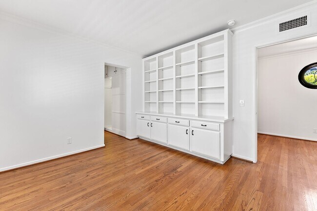 Building Photo - 11053 Strathmore Dr