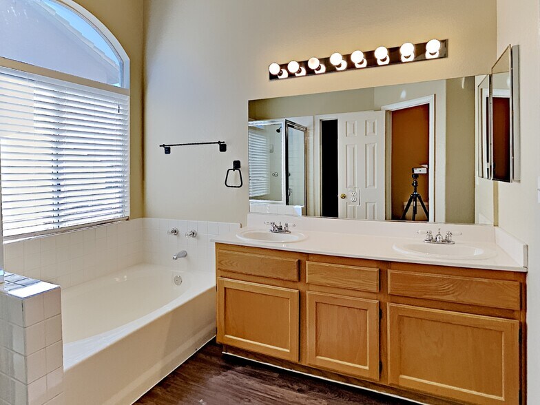 Building Photo - 918 Blue Arroyo Dr