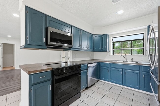 Building Photo - 3BR w/ IDEAL location near Hurlburt Field!!