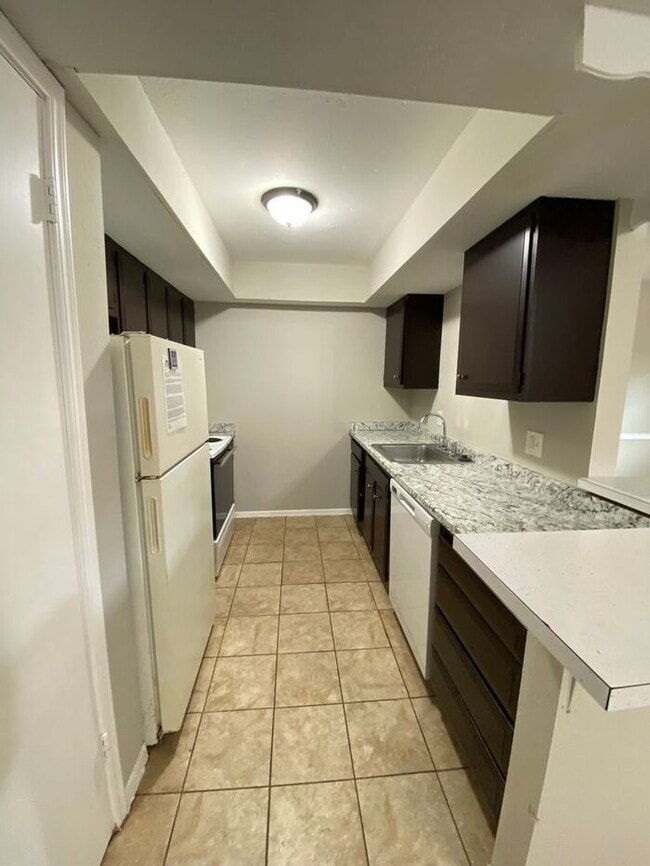 Building Photo - Large 1 BED 1 BATH