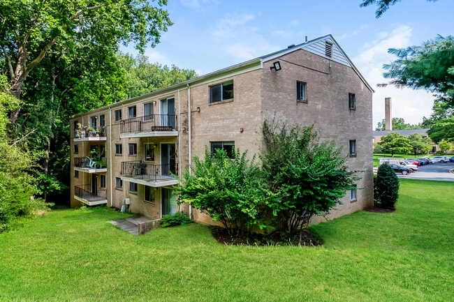Building Photo - 10655 Montrose Ave