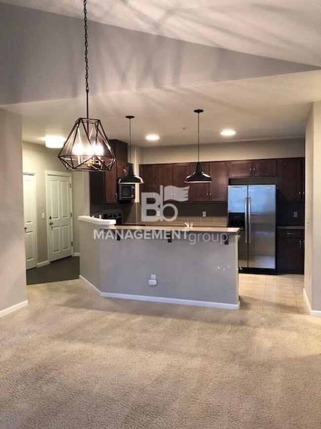 Building Photo - Light & Bright Timberland Condo in NW Portland MUST SEE!!! Garage Included