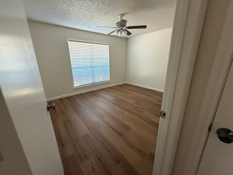 Building Photo - 204 Lanham Ct