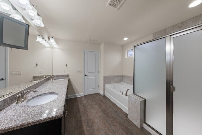 Building Photo - 3002 DaVinci Ct