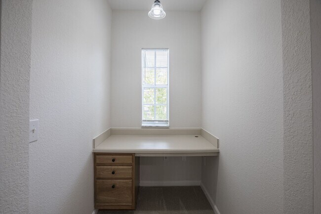 Building Photo - Stunning Condo with Garage