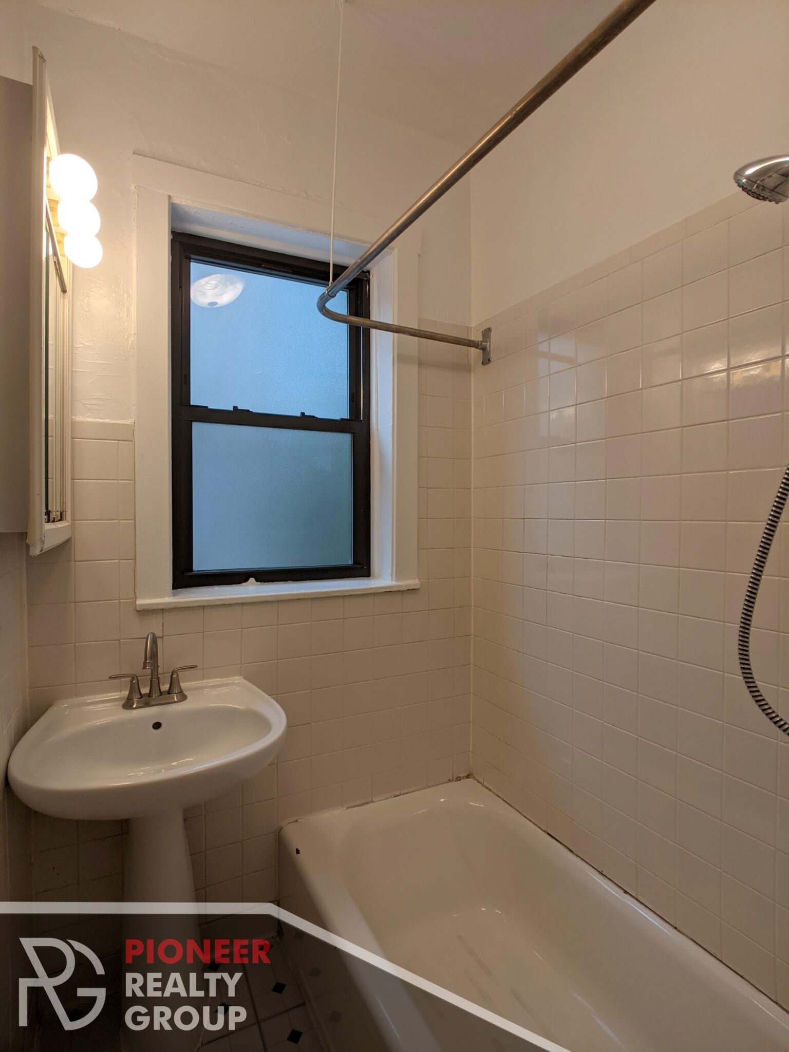 Building Photo - 630 W Cornelia Ave