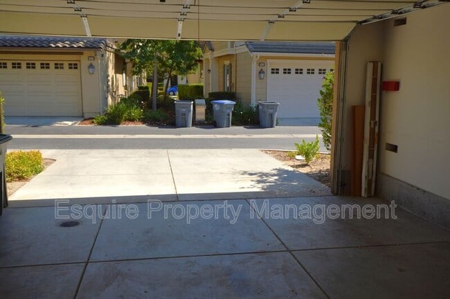 Building Photo - 3246 N Ventura Rd
