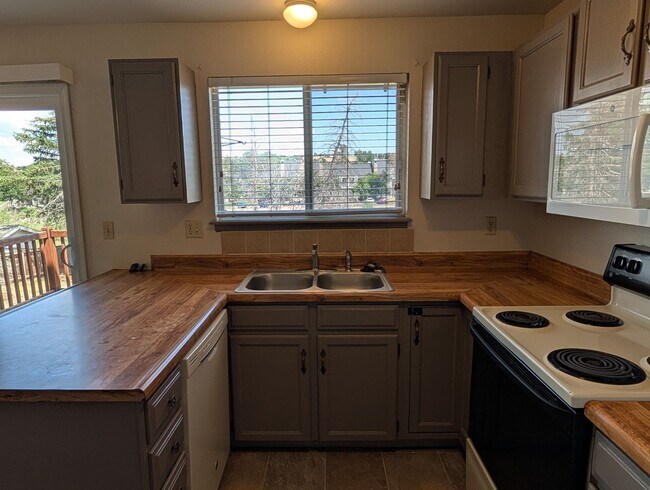 Building Photo - 3028 Deliverance Dr