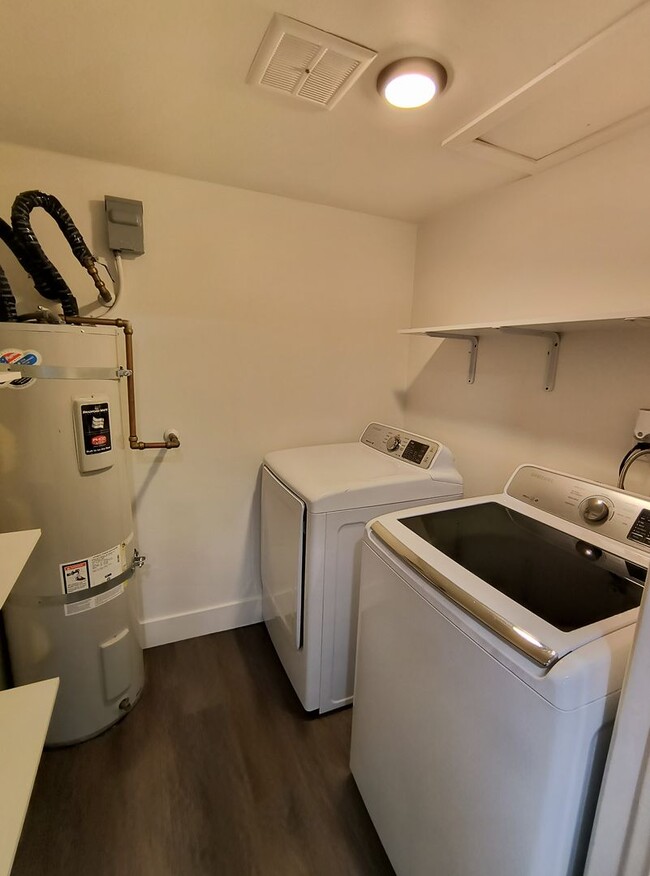 Building Photo - Available Now! Beautifully Remodeled 2 Story Condo located in Sacramento!