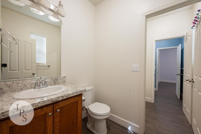 Building Photo - North Clovis Home, 4BR/3.5BA, CUSD - Lots ...