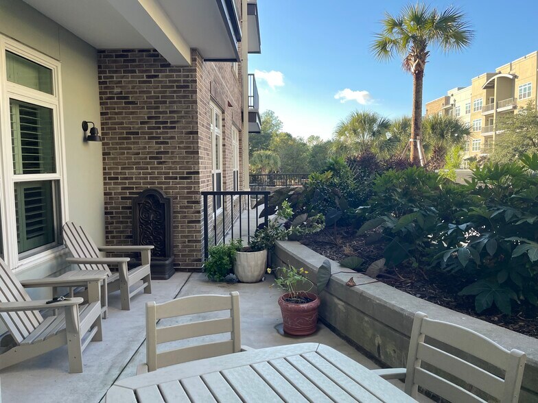 Ample relaxation space on the large patio (furniture included) - 145 Pier View St