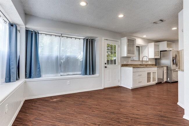 Building Photo - 706 Deep Well Dr