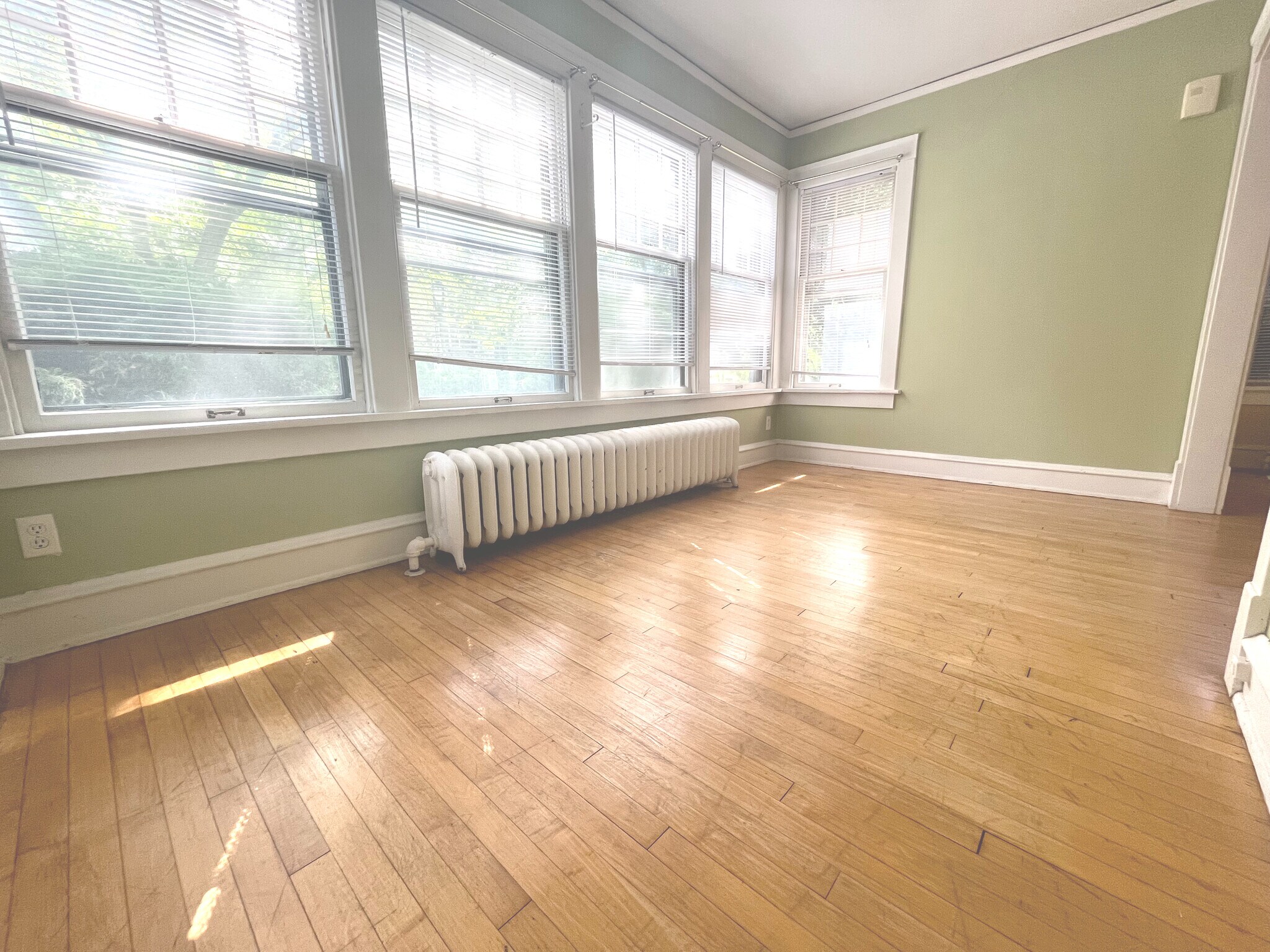 Building Photo - 2533 N Lake Dr