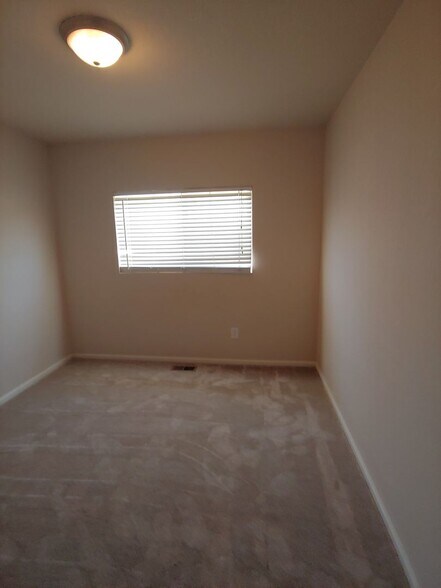 Building Photo - 392 Montgomery Dr