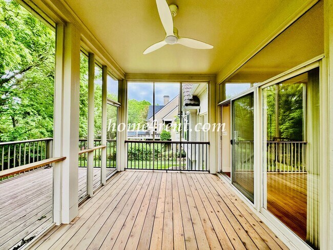 Building Photo - Exceptional 1.5 Story Home in the Prestigious Loch Lloyd Community!