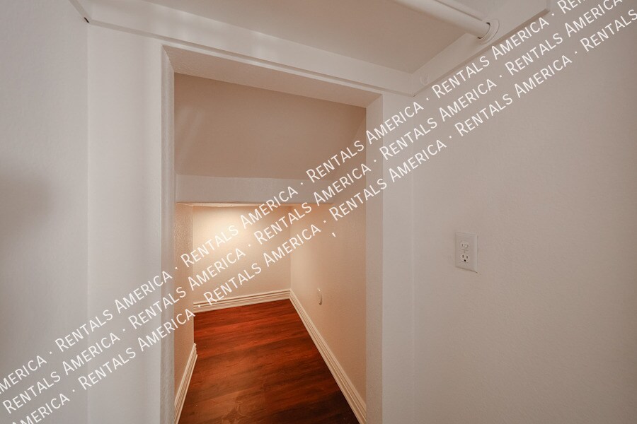 Building Photo - 5444 E Grovers Ave