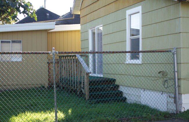 Building Photo - 911 Soule Ave