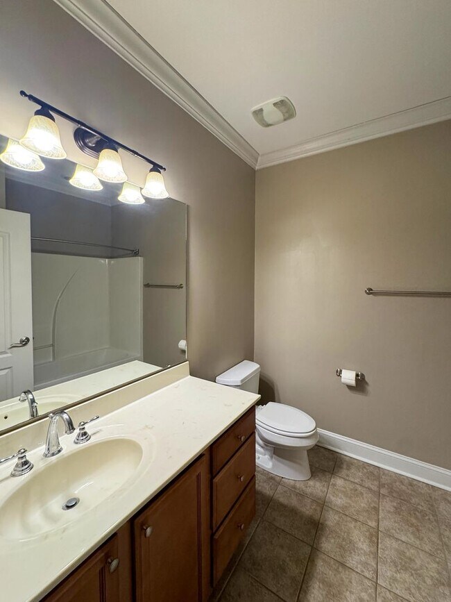 Building Photo - Beautiful 3 Bed 2 Bath Condo with Community Amenities