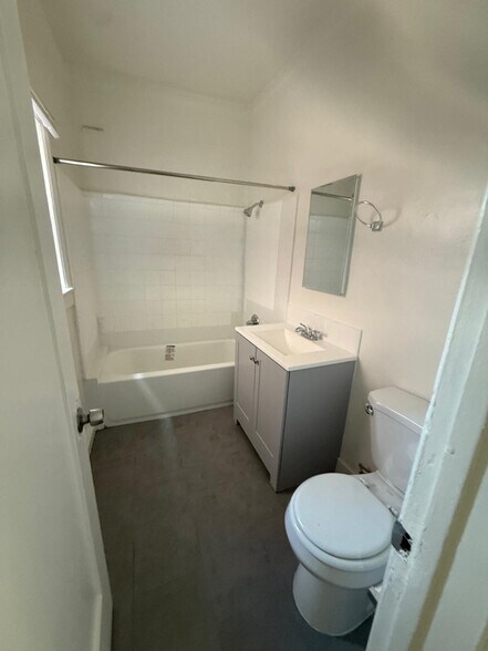 Building Photo - 1117 S Norton Ave