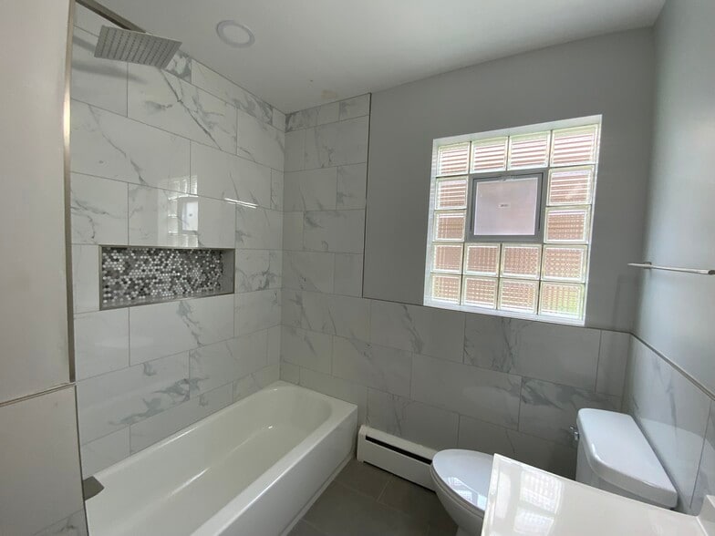 BATHROOM - 2228 W 71st St