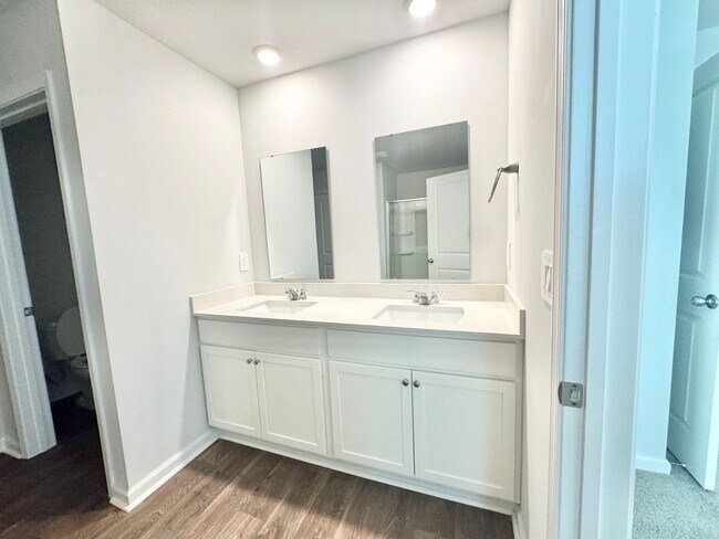 Building Photo - **$1000 off first months rent with acceptable credit and application**Available NOW!! 4 bedroom 2...