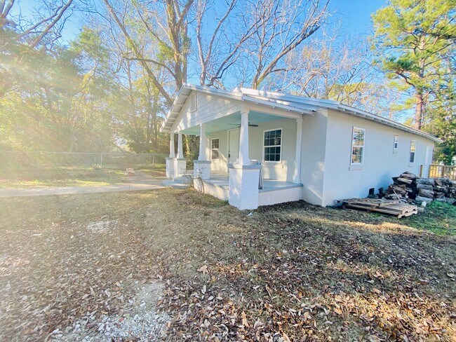 Building Photo - 7527 Douglas StreetHouse A