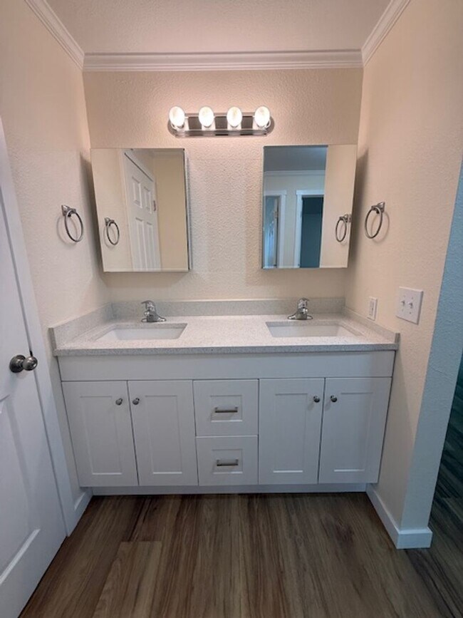 Building Photo - Alfi 3325 4-plex - Everett