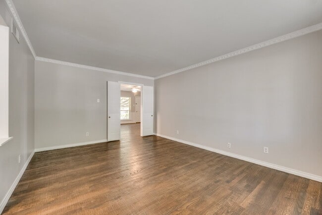 Building Photo - Gorgeous 2 Bed, 2 Bath Lochwood Home!