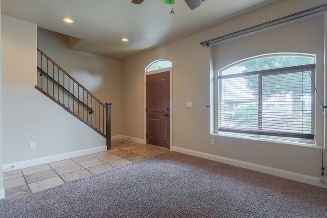 Building Photo - Upgraded 3 Bedroom Townhome in Desirable Southgate Community