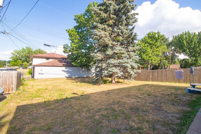 Building Photo - Beautiful updated Main-Level unit in Fabul...