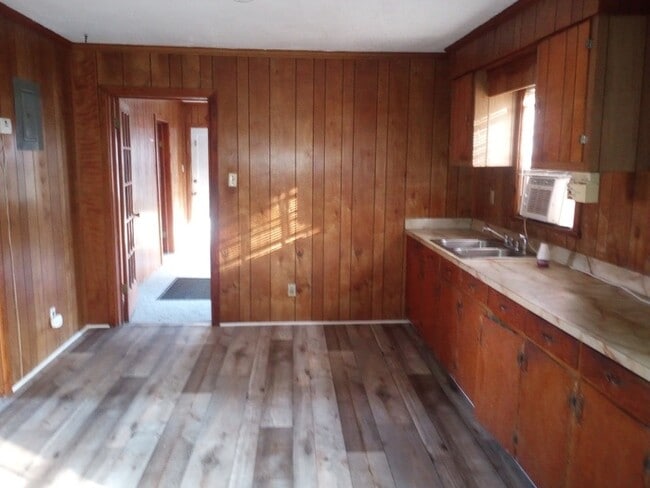 Building Photo - 2 Bedroom 1 Bathroom