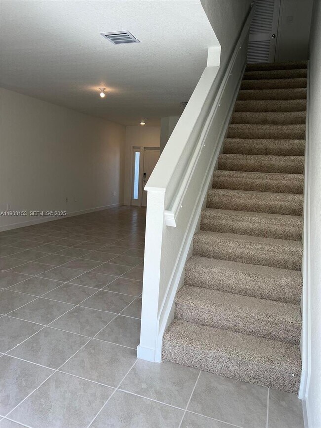 Building Photo - 326 NE 1st Ave