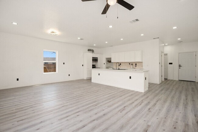 Building Photo - Spacious 3BR House in San Antonio Close to...