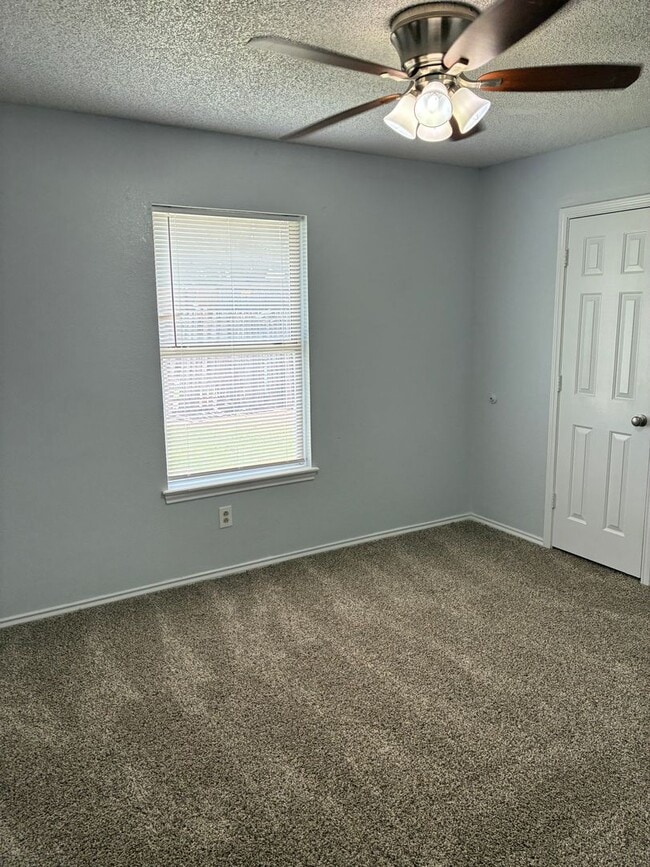 Building Photo - 4 Bedroom House with New Flooring