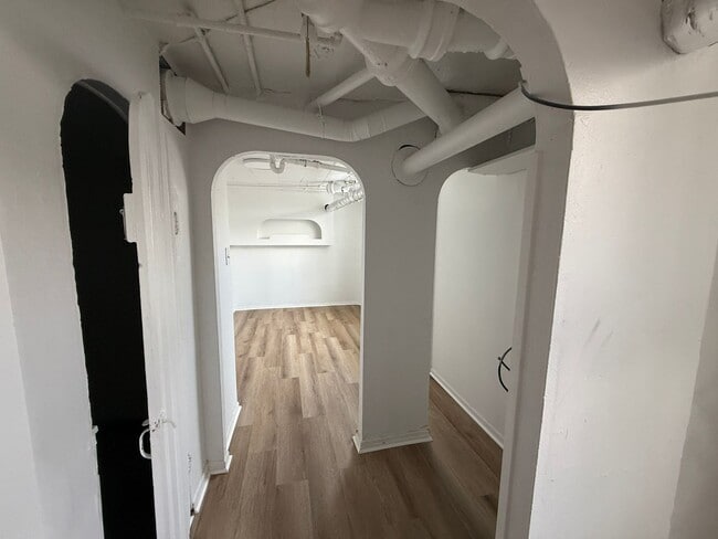 Building Photo - 1 bedroom, 1 bathroom Apartment! AVAILABLE NOW!