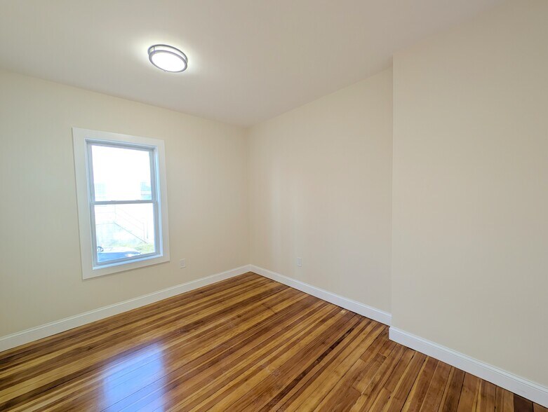 Building Photo - 5 Lowell Cir