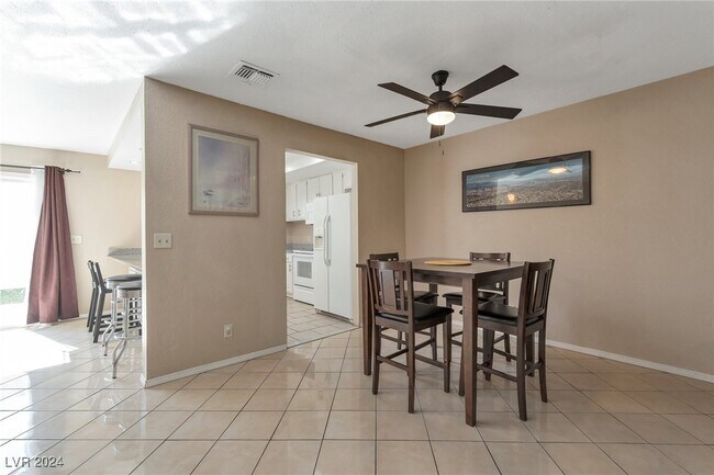 Building Photo - 3472 Townhouse Dr